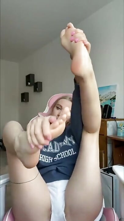 Victoria的快速脚挑逗：我脱下我的红袜, 给你看我赤裸的脚趾!
