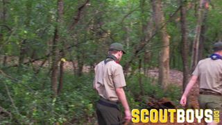 Schattige junior scout kijkt toe en probeert dan de lul van de oudere scout