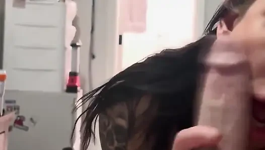 Sexy MILF lutscht schwanz