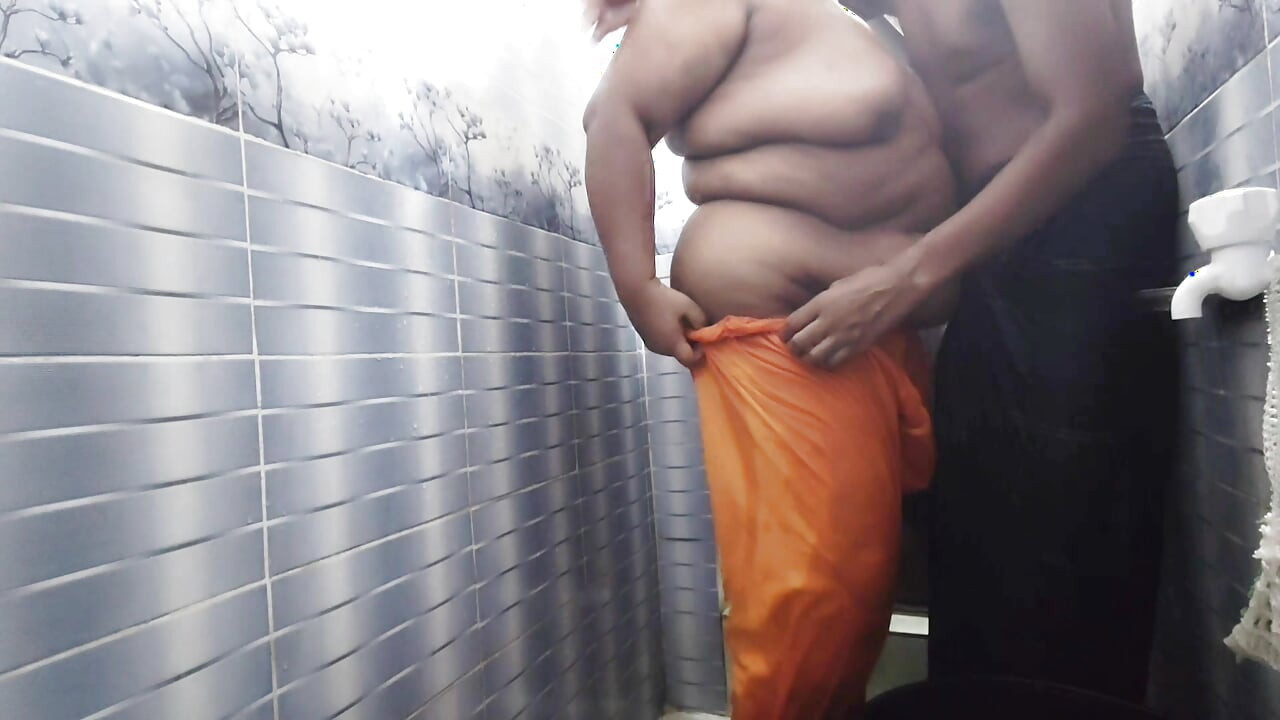 Desi Babe disfruta de un baño relajante