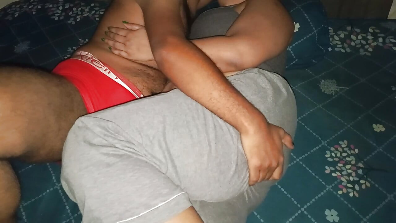 Assista a este mergulho indiano milf em uma aventura a três inesperada.momentos chocantes!