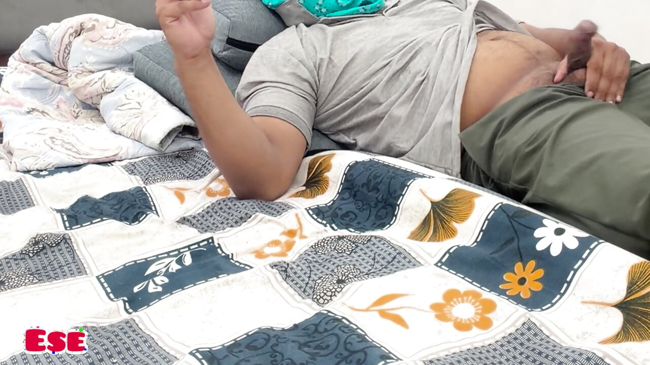 Naukarni Ne Maalik Ko Mooth marte hue dekh liya aur khoob chudi....