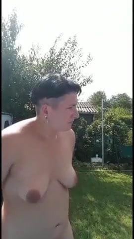 Reife FKK zeigt ihre gepiercte Muschi