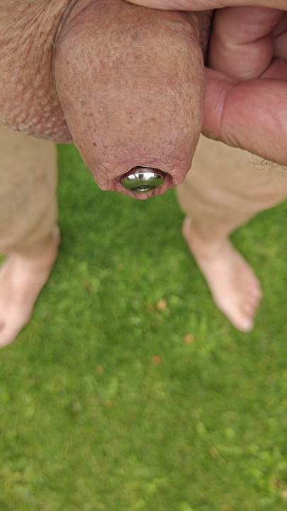 Mijando no jardim, com plug dentro
