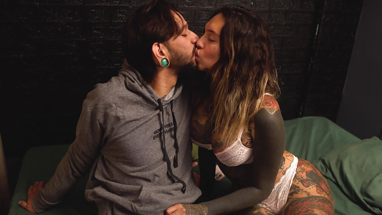 The Girl Who Knows About Tinder Invites Her Friends to Try My Big Date