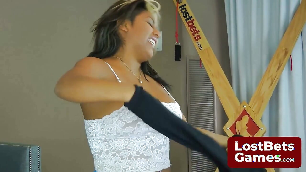 Desiree এবং Bailey Strip Freeze খেলায় লড়ছে