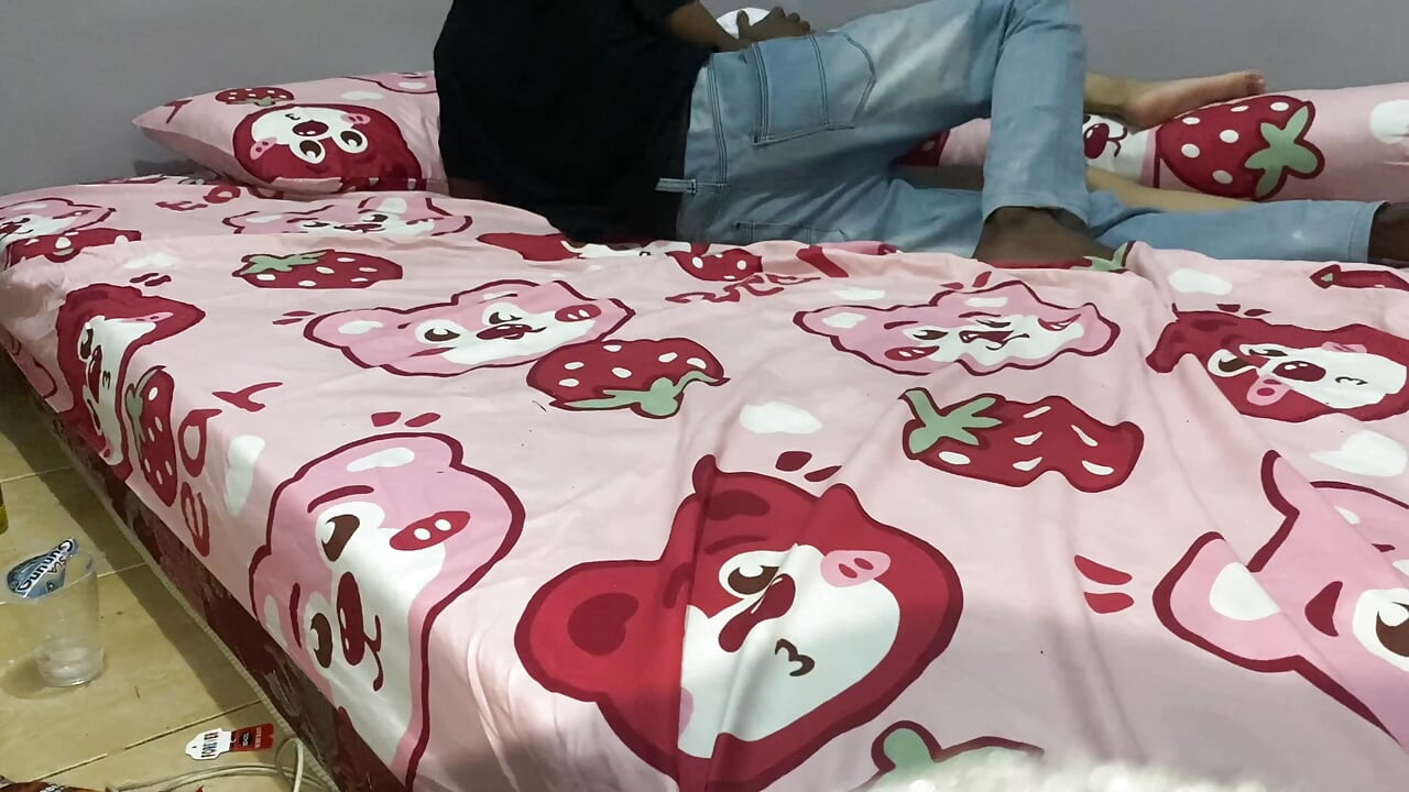 สาววัยใสอยากไปโรงเรียนกับลูกพี่ลูกน้องสาว