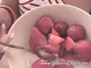 Erdbeeren und sahniges Sperma