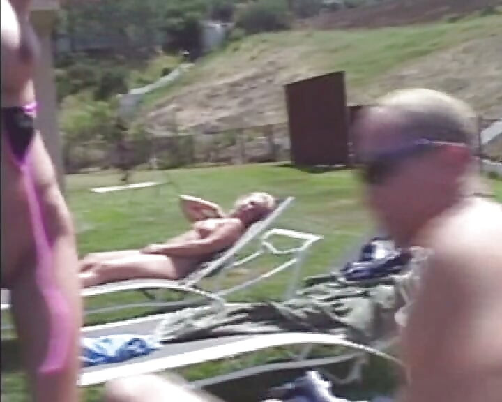 Denne blonde tyske jenten fikk sin trange fitte knullet ved bassenget