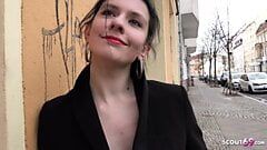 Duitse scout - kunststudente Anna praat met anale casting neukpartij