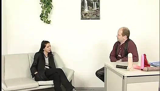 Esmer genç kız oyuncu seçmelerinde vücudunu gösteriyor