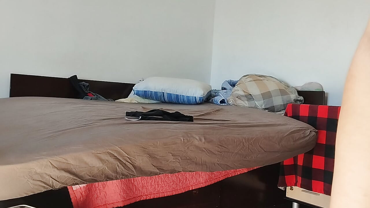 Seksi brineta isprobava najlonke