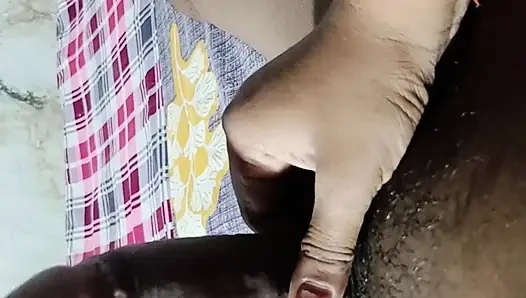 Üvey kız kardeşim beni🍆 yumruklarken gördü ve sonra karaya çıktı.