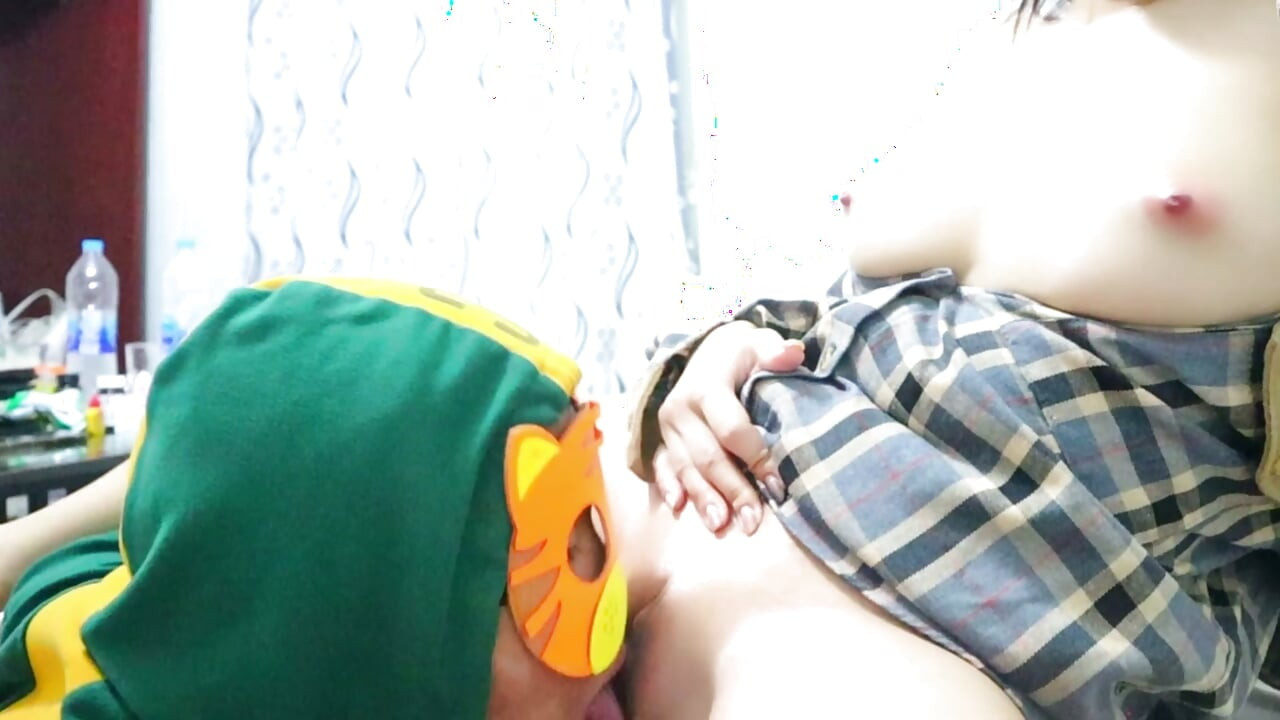 Licking her to please her Her smells pleasant