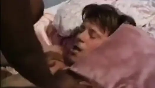 Cowok sange kulit putih ngentot cewek semok kulit hitam di ranjang