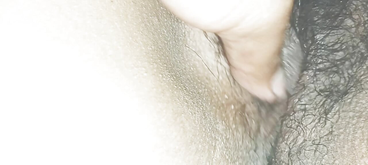 Pinay Přítelkyně sleduje porno, zatímco hraju její kundičku