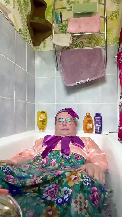 U vintage odjeći sobarice za kupanje potpuno odjevena
