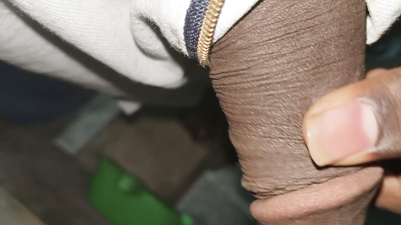 Aku sedang menyemprot bra ibu tiri temanku