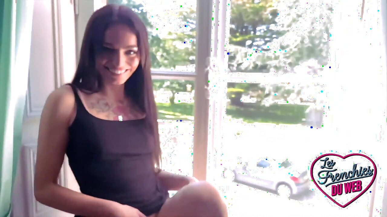 Clara mia, giovane monella, prova una scopata anale in un trio hhf