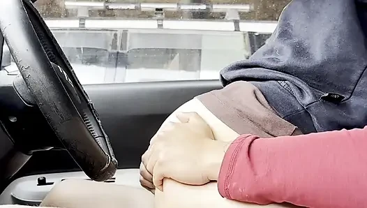 I convince a stranger to have risky sex in the car, he makes me scream a lot.