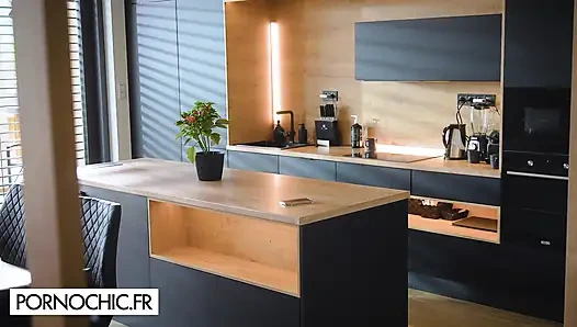 Пара приветствует гостя дома