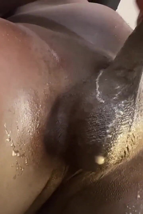 Treba mi kurva koja iscijeđuje spermu da popuši ovaj kurac