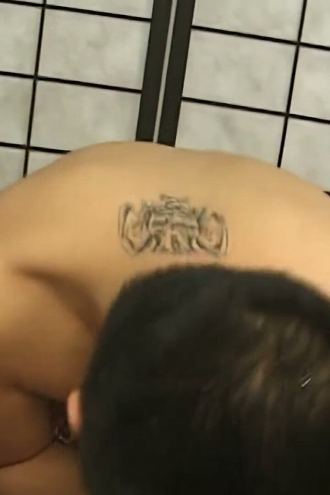 계부에게 펠라를 주는 아시아 여자