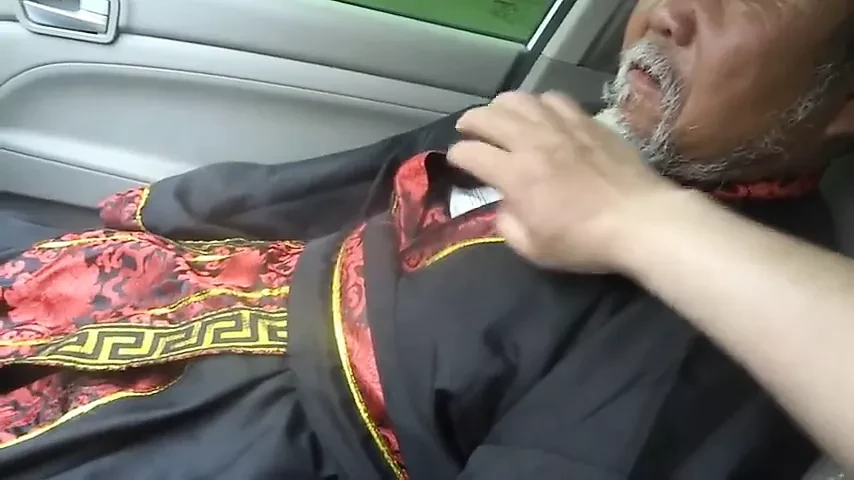 开车送老人去郊区给老人自慰