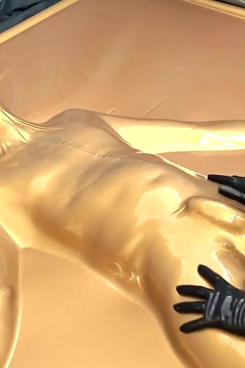 A latex szerelmesei aranyba burkolózva