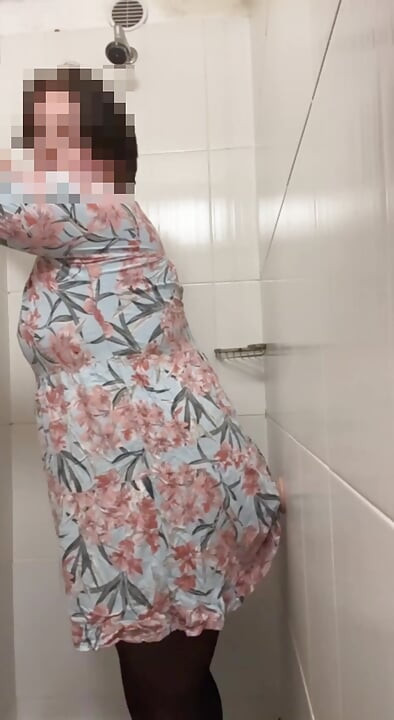 ぽっちゃりした女性の女装者がシャワーでディルドで遊ぶ