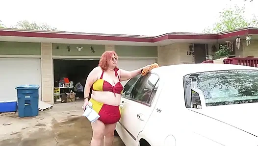 Seksi olgun iri güzel kızıl saçlı hemşire Vicki arabasını yıkıyor!