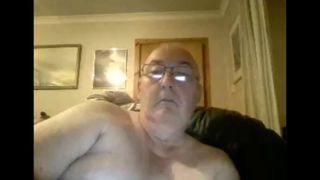 Opa speelt op webcam