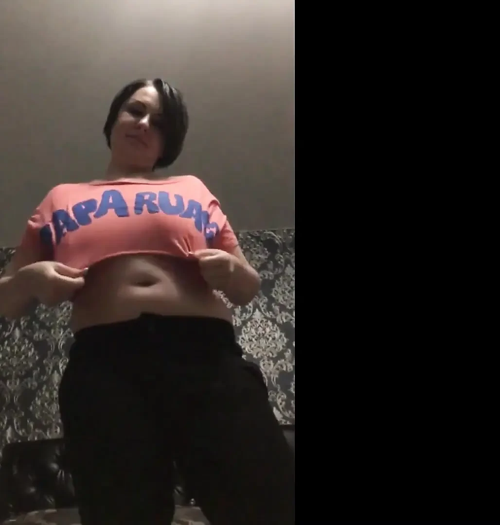 Boobs jumping out from t-shirt in slow motion!