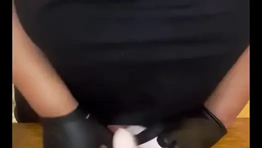 Aku lagi asik strap-on pakai strap-on favoritku!