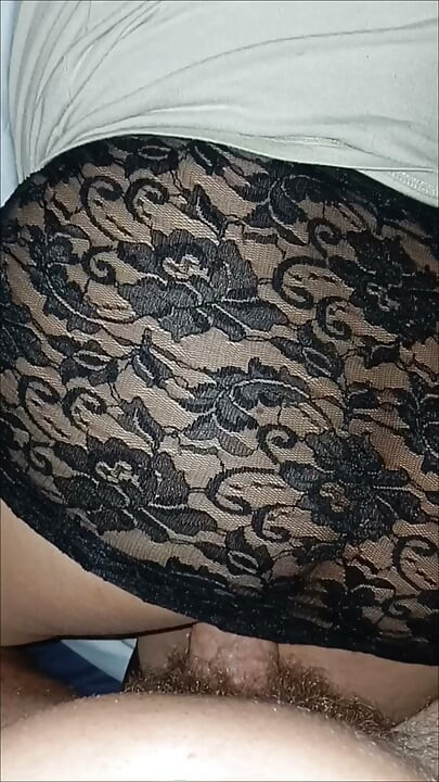 Ik kijk omhoog naar die nylon benen onder haar minirok