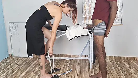 Непослушная портниха оставляет эрекцию при измерении нижнего белья!