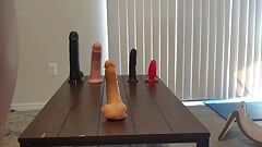 Frankie Labido monta una fila de grandes juguetes anales