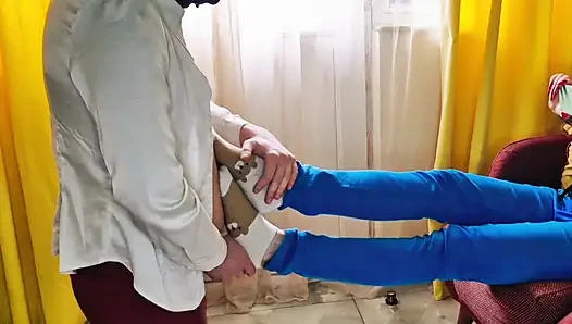 После долгой прогулки в кроссовках у меня вспотели ноги. Пора сделать массаж ног моему покорному партнеру.