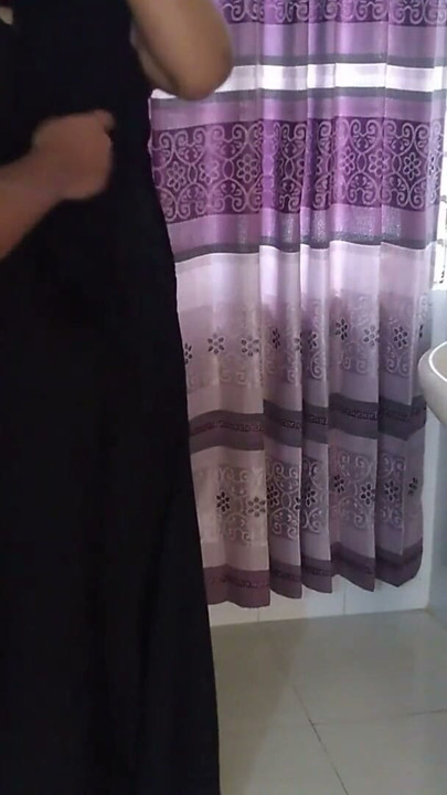 Empregada síria limpa a casa do empregador saudita em burca preta e hijab, faz sexo com empregador e ele aumenta seu salário | Clipe 1