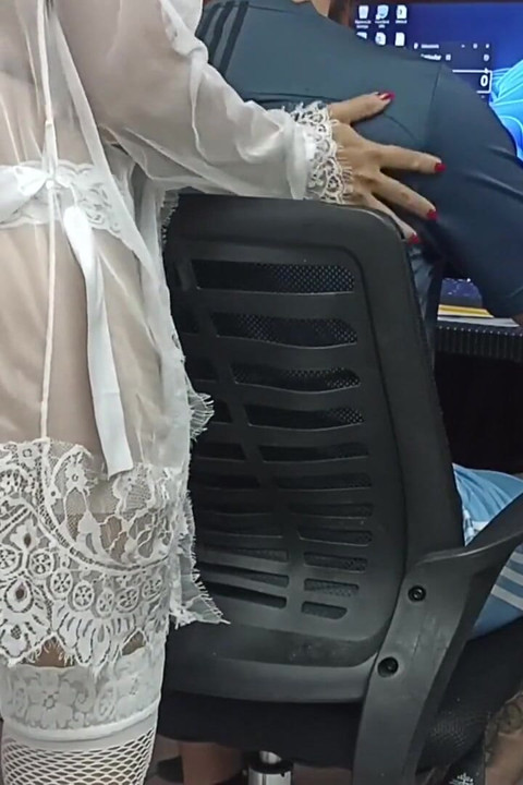 看到你在家里没有你的妻子是一个很大的诱惑, 我喜欢你的鸡巴, 它太美味了.