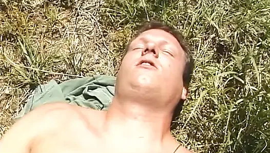 Orta yaşlı seksi kadın az önce arabasıyla çarptığı bir adamın arabasını alıyor