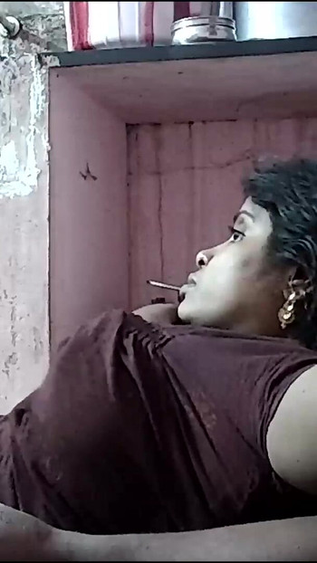 Detik yang tidak dapat dilupakan dari persembahan puting isteri rumah India dengan buah dada semula jadi yang besar"