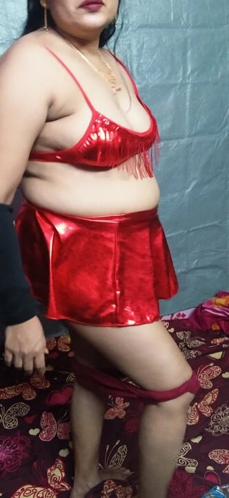 Seksi kız evde 20.000 için başka biri tarafından sikiliyor.