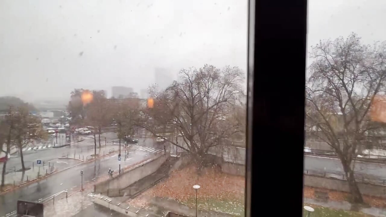 O franțuzoaică frumoasă este futută în zăpadă în !! Paris