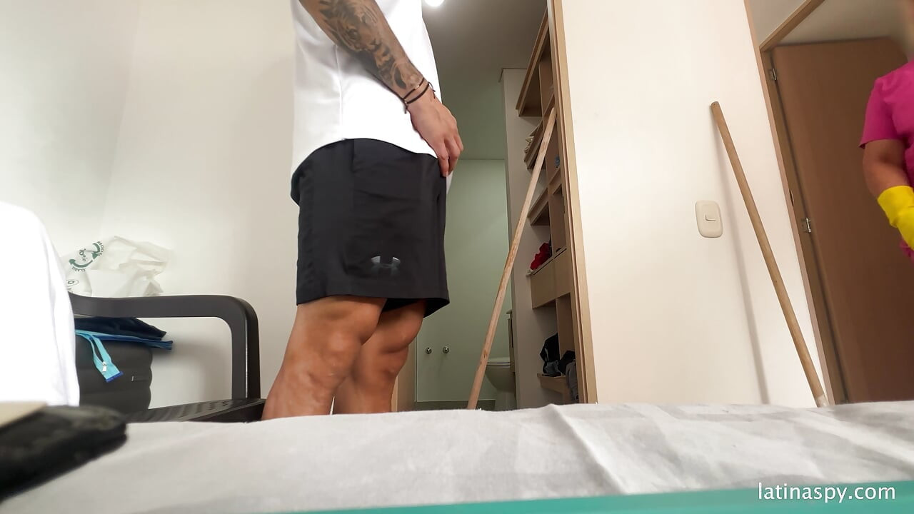 La criada latina perfecta se ve bien en la limpieza de engranajes parte 3