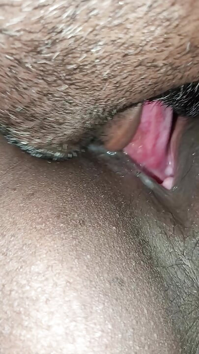 Ceci est ma douze vidéo terminée, dans laquelle mon demi-fils baise impitoyablement le gros cul et la chatte de ma belle-mère.