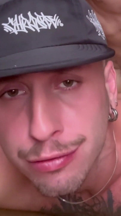 若者に欲望を持って与える汚れた隣人 | クリップ 1