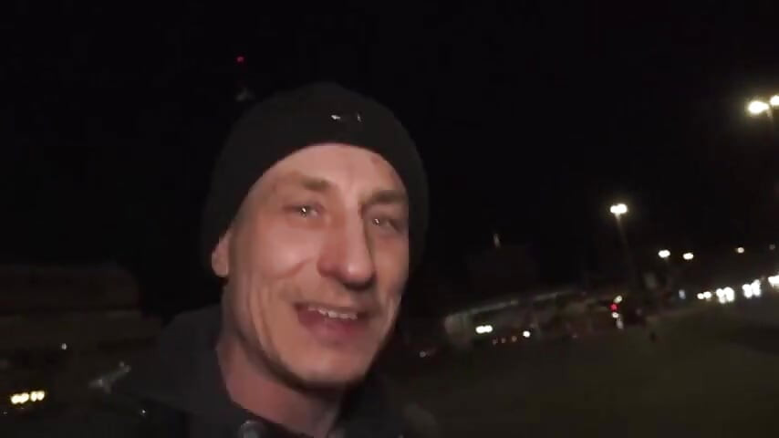 Dva prijatelja odvlače voljnu jebačku igračku