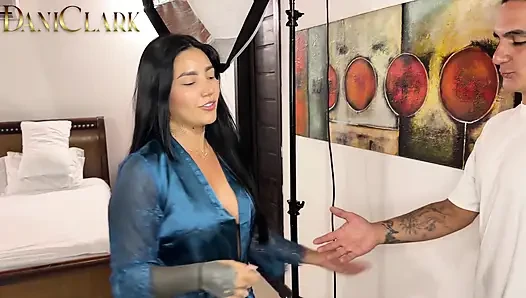 Makyaj sanatçısı modelini sikiyor