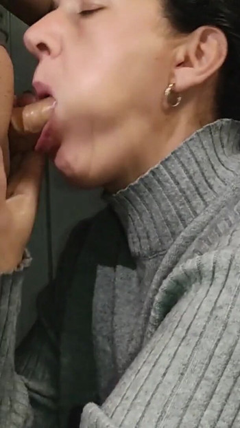 زوجة ميلف ناضجة تمص الزب مع القذف في فمها | مقطع 1